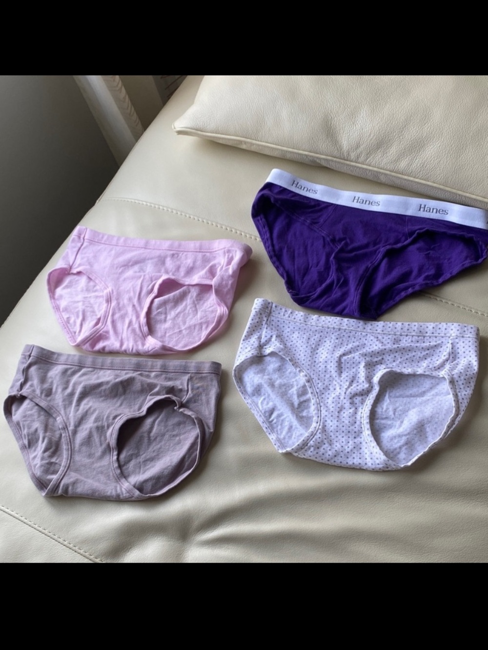 Hanes women’s coton Brief panties Set of 4 - New, never worn - Size 5 - Small